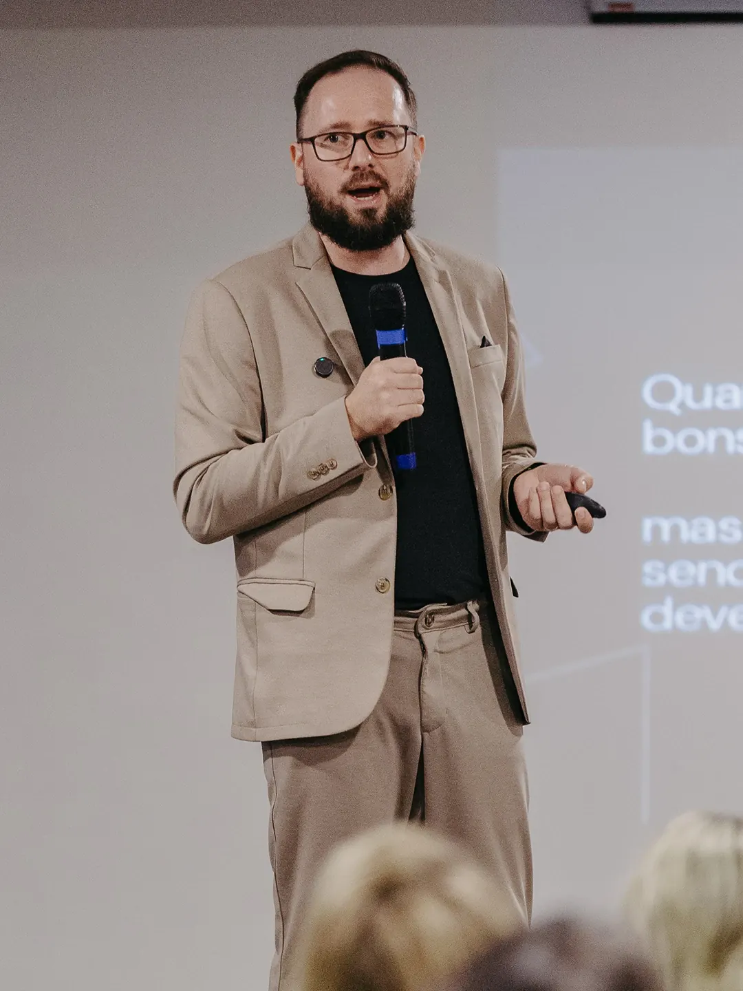 Almir Paz apresentando no palco do evento